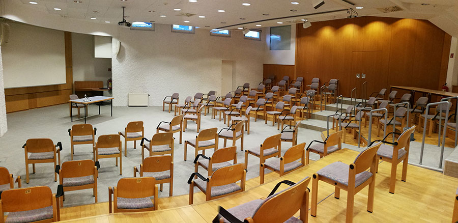 Saal mit Kinobestuhlung