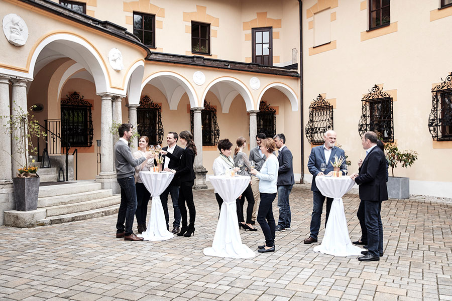 Feierliche Begrüßung im Innenhof